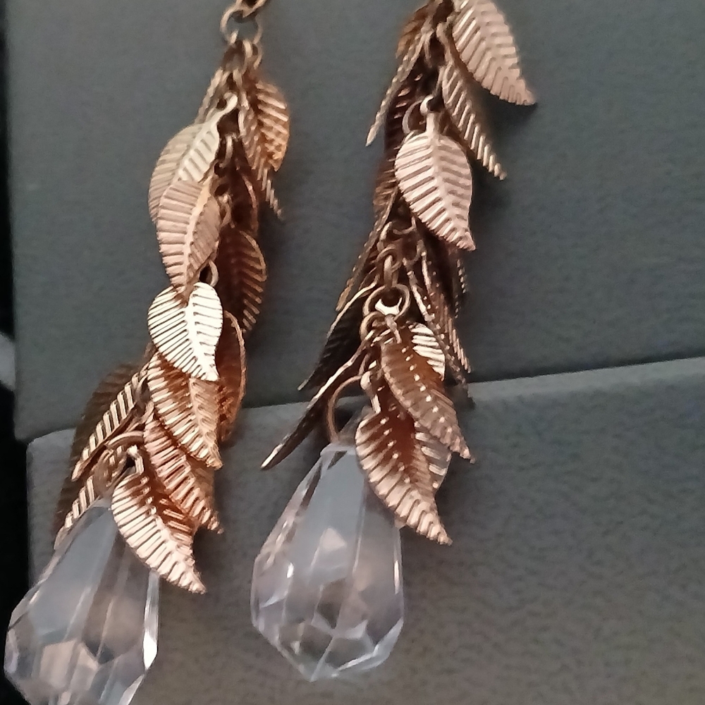 🌿 Goldtone Leaf Dangling Earrings 🌿